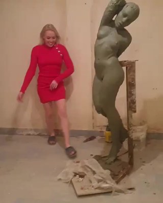 Лола Тейлор и ее скульптура